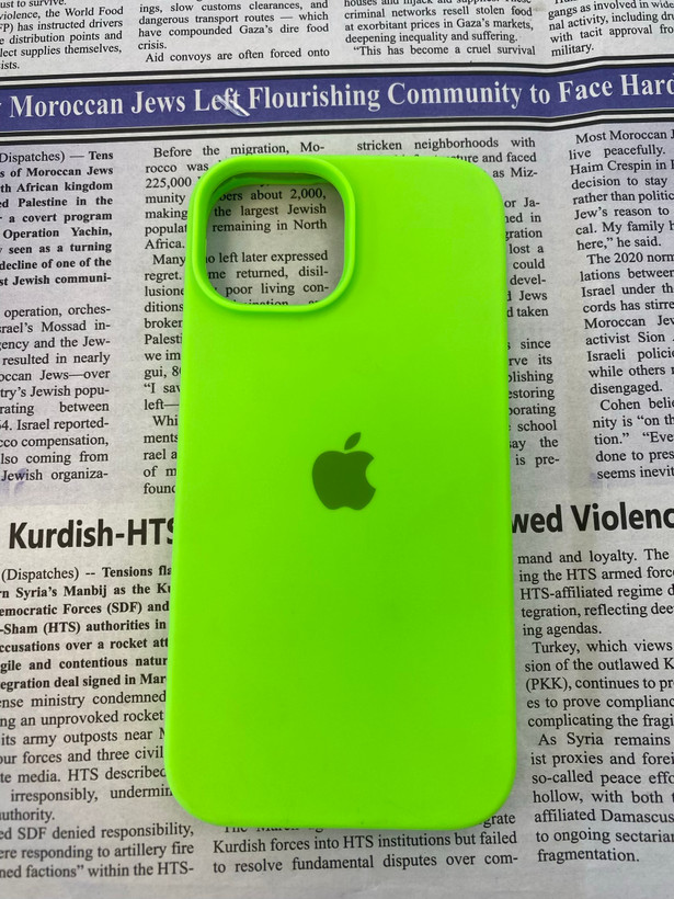 iphone 16 Pro Maxسیلیکونی سبز فسفری اورجینال زیر بسته